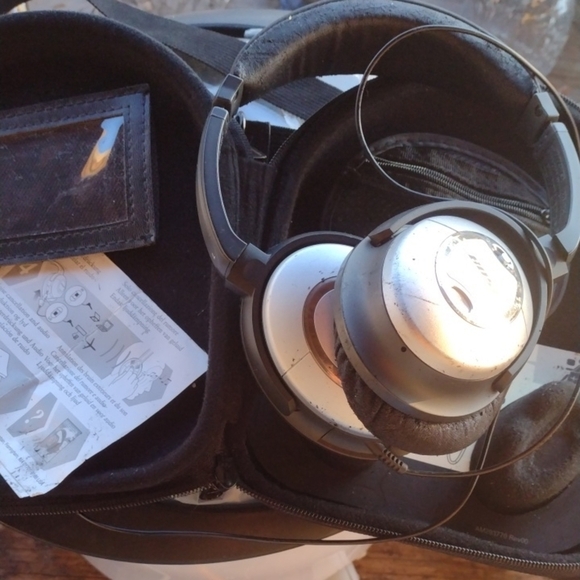 Bose Quiet comfort 2 Silver Headphones with Case - Picture 1 of 2